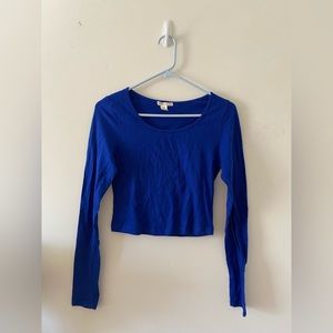 It's a top crop with sleeves.